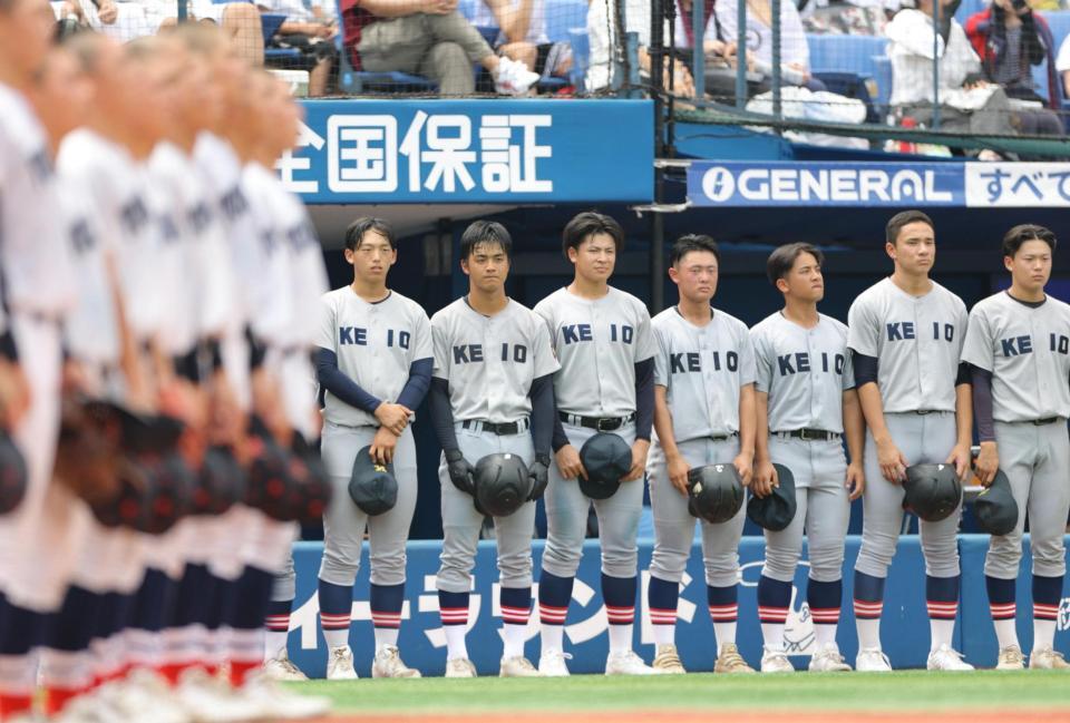 横浜に敗れた慶応ナイン（撮影・吉澤敬太）