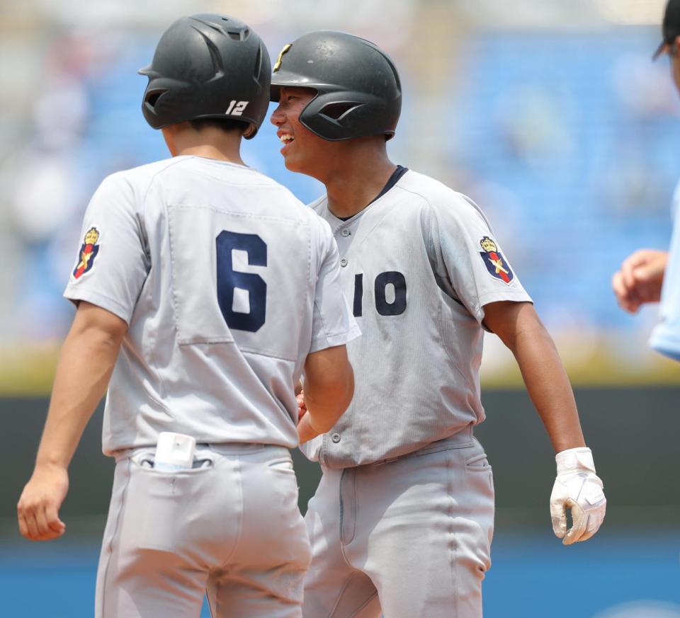 ９回、中前打を放ち喜ぶ慶応・檀上直太郎（右）＝撮影・吉澤敬太