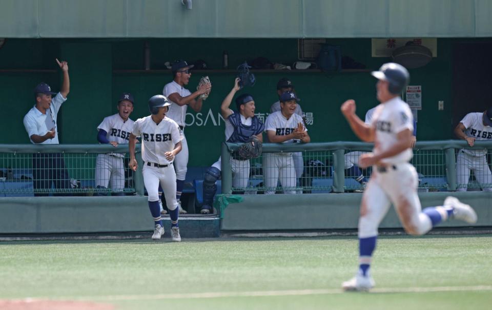 １回、履正社・北西華一の先制適時打で盛り上がる履正社ナイン（撮影・中田匡峻）