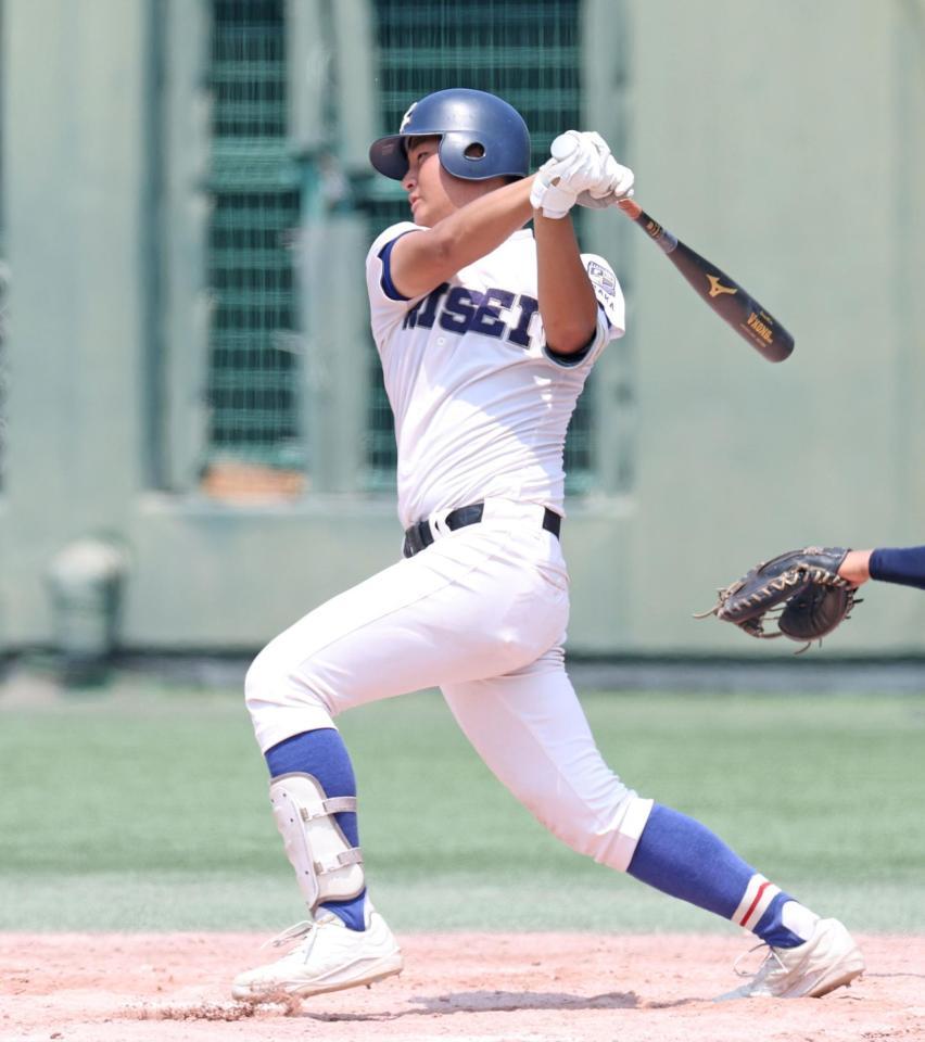 ５回、中前打を放つ履正社・辻竜乃介（撮影・中田匡峻）