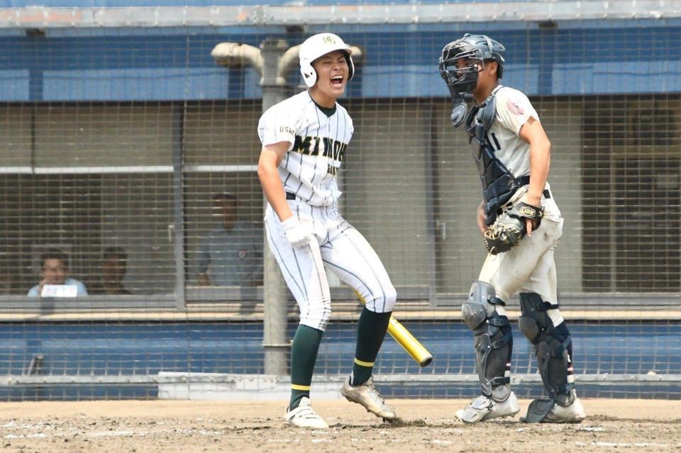 同点の押し出し四球を選び喜ぶ、箕面学園・伊藤汰希
