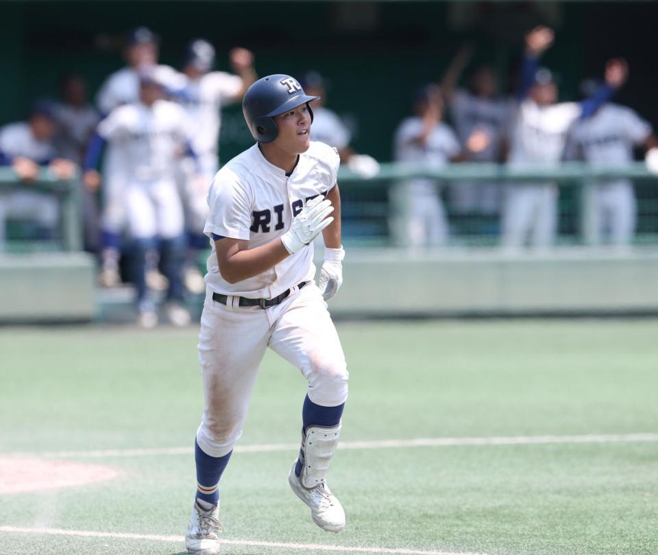 １０回、走者一掃の勝ち越し適時三塁打を放つ履正社・辻竜乃介（撮影・中田匡峻）