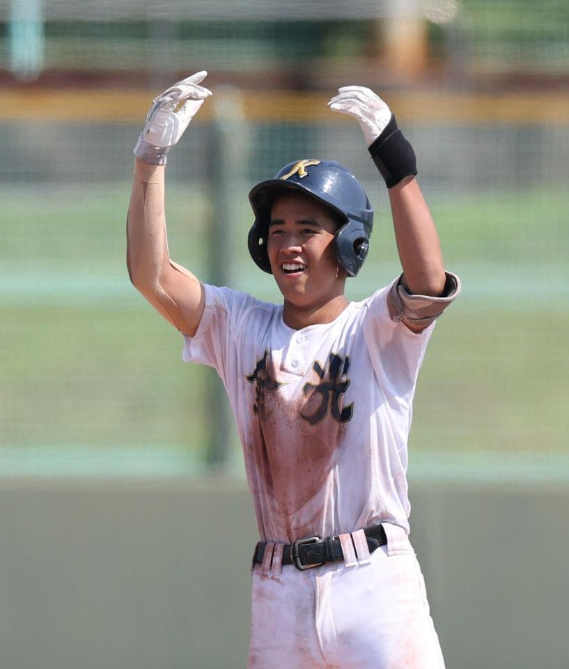 ４回、左中間へ適時二塁打を放った金光大阪・坂本拓美（撮影・中田匡峻）