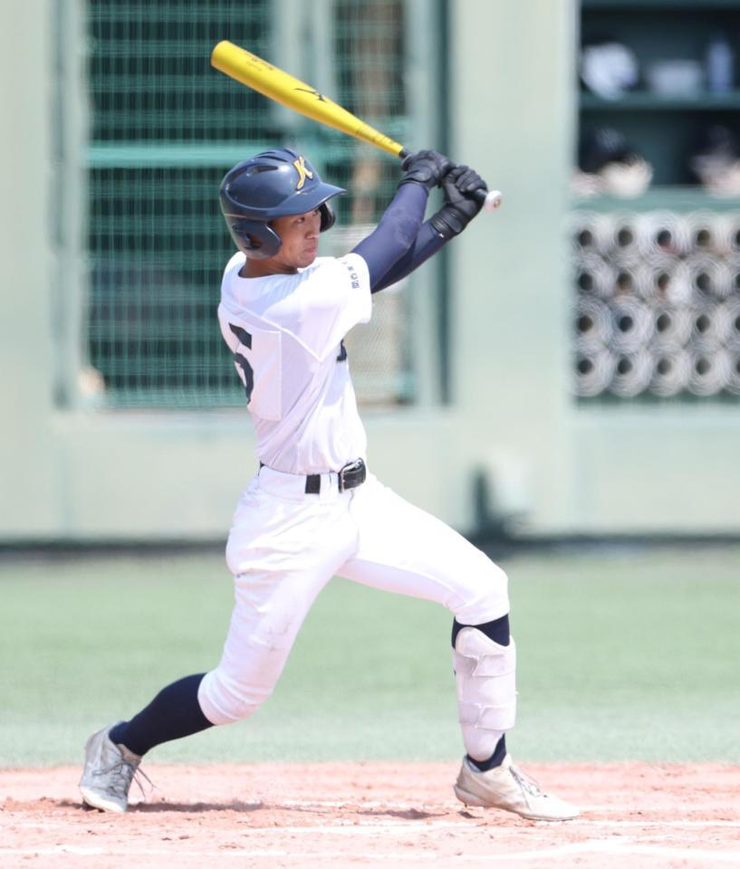 １回、先制の２点適時打を放つ金光大阪・中川侑大（撮影・中田匡峻）