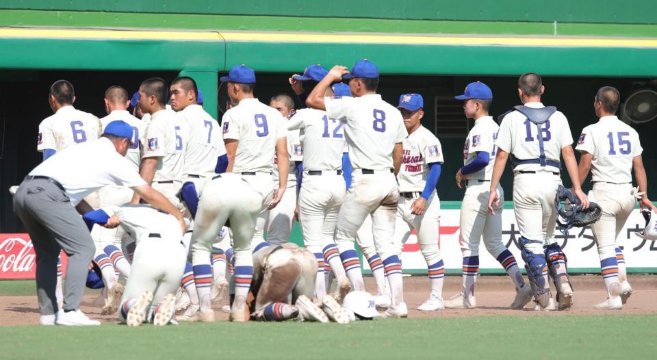 決勝進出ならず、ガックリと引き揚げる神戸国際ナイン（撮影・坂部計介）