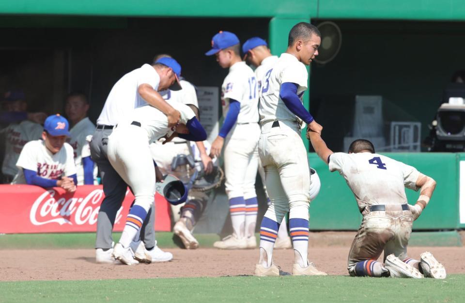 決勝進出ならず、ガックリと引き揚げる神戸国際ナイン（撮影・坂部計介）