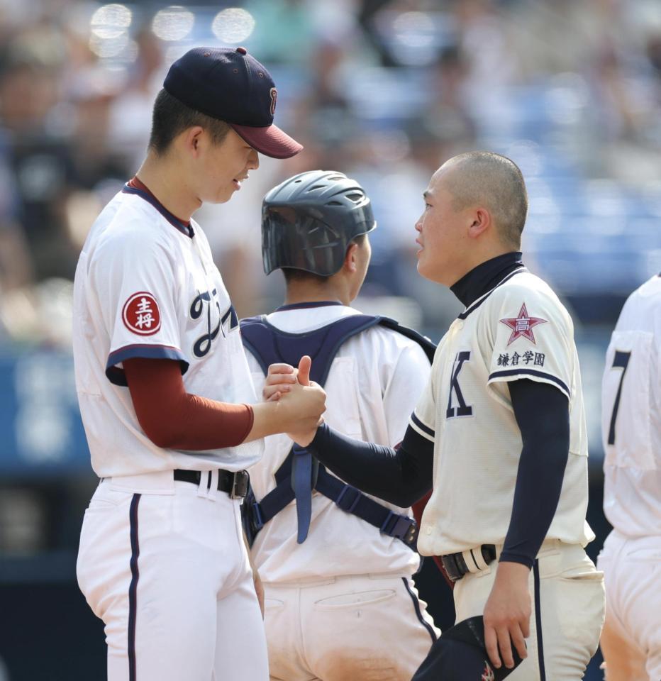 試合後、握手する桐光学園・林晃成（左）と鎌倉学園・堀井祥吾（撮影・吉澤敬太）