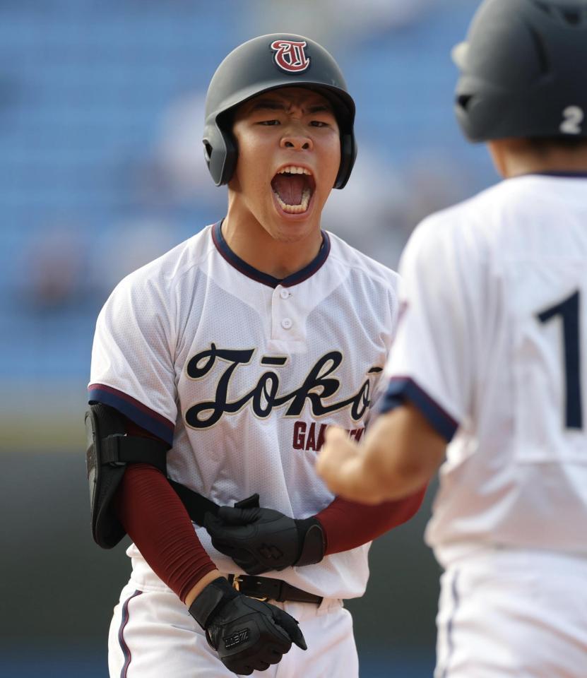 ８回、左前に２点適時打を放ちほえる桐光学園・周東（撮影・吉澤敬太）