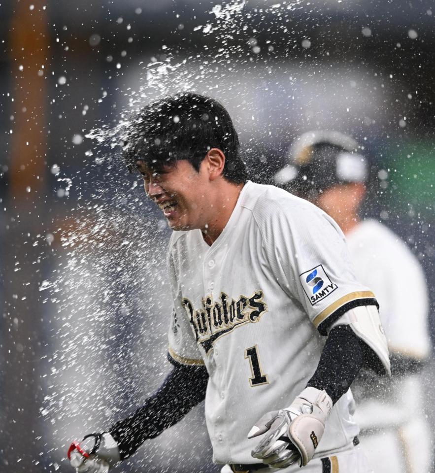 サヨナラ打を放ち祝福を受ける太田（撮影・高部洋祐）