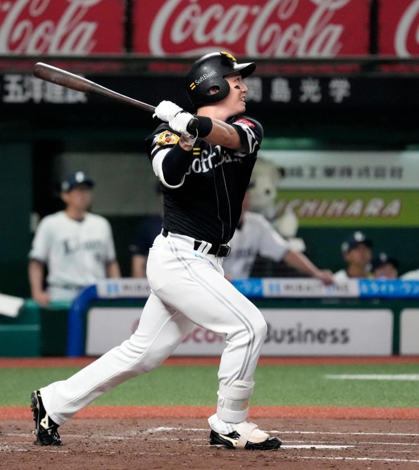 ４回、栗原が左中間に３ランを放つ