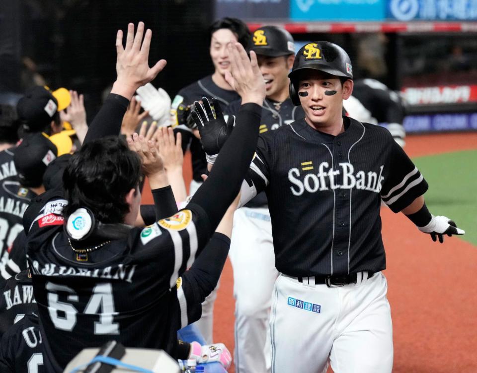 ４回、３ランを放ちナインに迎えられるソフトバンク・栗原（右手前）
