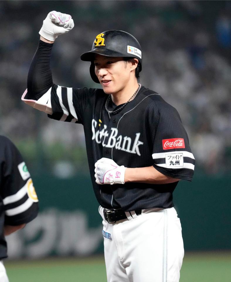 ６回、勝ち越し打を放ちガッツポーズするソフトバンク・柳田
