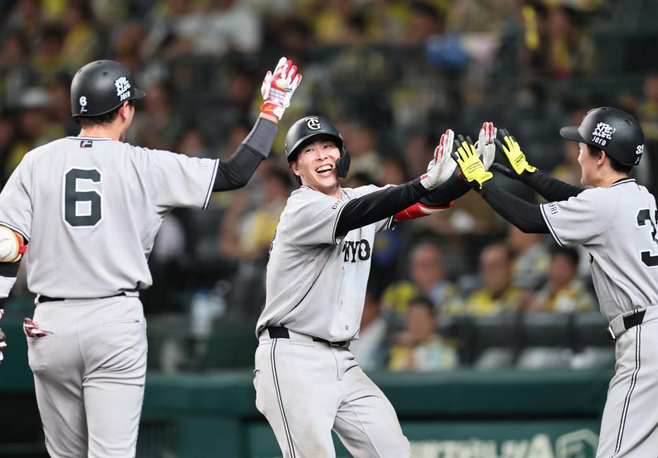 １０回、勝ち越し２ランを放った小浜は坂本らに迎えられる（撮影・田中太一）