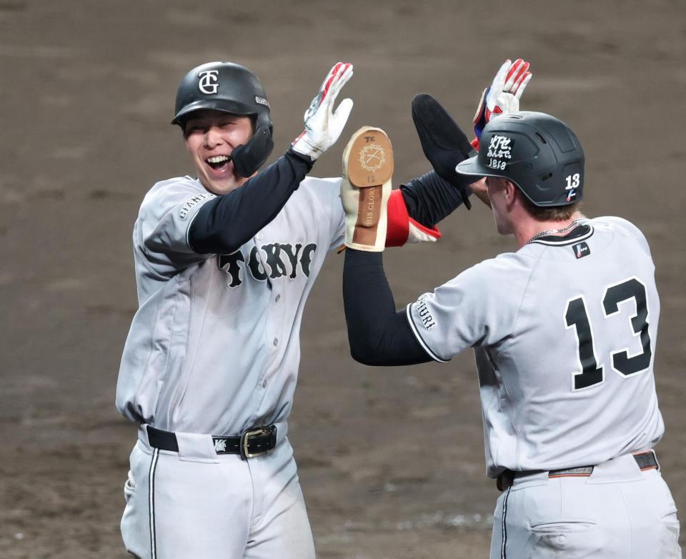 １０回、勝ち越し２ランを放って生還する小浜（左）＝撮影・立川洋一郎