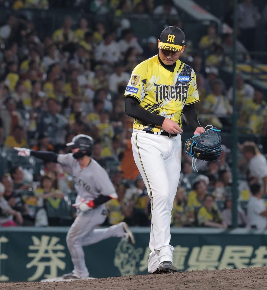 １０回、小浜に勝ち越し２ランを浴びた岩崎（撮影・西田忠信）