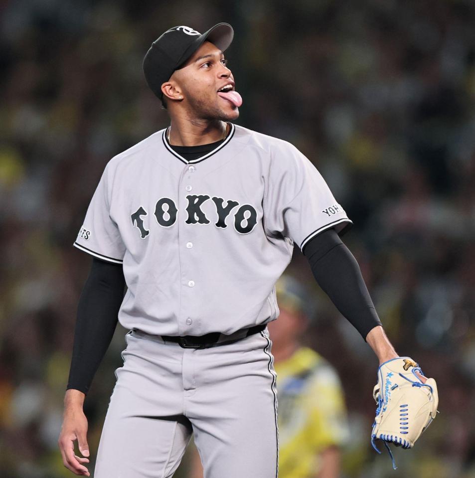 ９回、ピンチをまねき舌を出すマルティネス（撮影・田中太一）