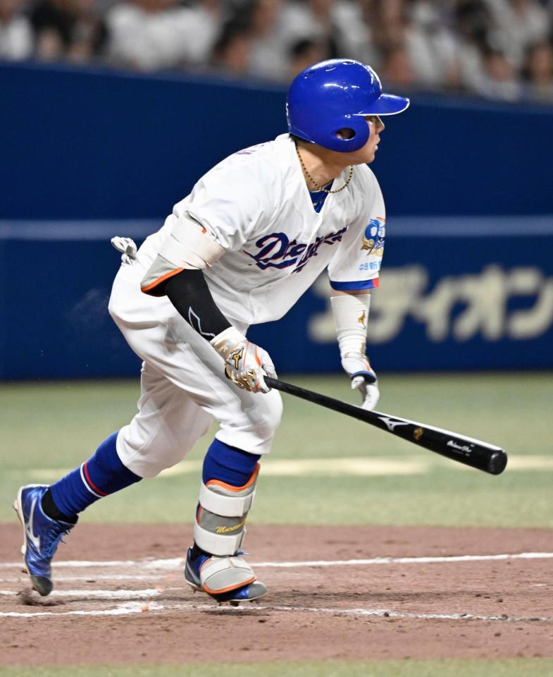 ９回、村松がサヨナラの遊撃内野安打を放つ