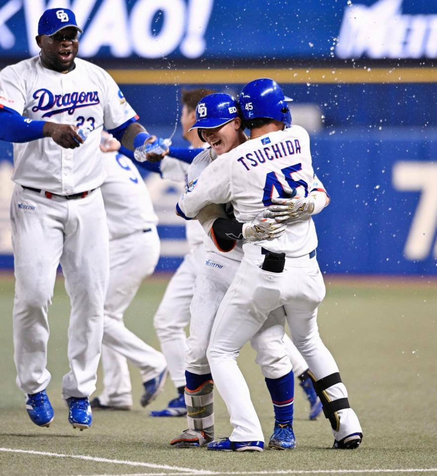 ９回、サヨナラ内野安打を放ち、祝福される中日・村松（右から２人目）