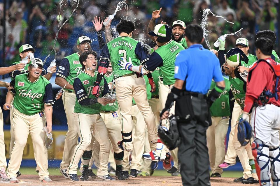 １２回、サヨナラの左越え２ランを放ちナインから手荒い祝福を受ける内山（３）＝撮影・開出牧