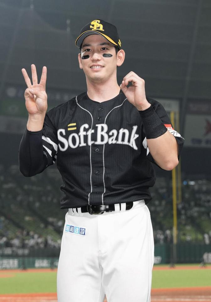 　西武に勝利し、ポーズをとるソフトバンク・栗原