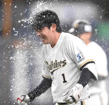 　サヨナラ打を放ち祝福を受ける太田（撮影・高部洋祐）