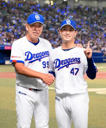 　プロ初勝利を挙げ、井上監督（左）と写真に納まる吉田