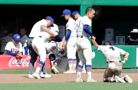 　決勝進出ならず、ガックリと引き揚げる神戸国際大付ナイン