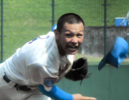 　帽子を飛ばして力投する花咲徳栄の黒川