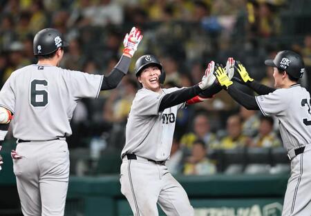 １０回、勝ち越し２ランを放った小浜は坂本らに迎えられる（撮影・田中太一）