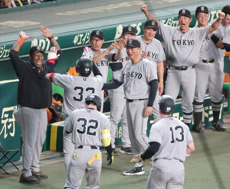 １０回、勝ち越し２ランを放った小浜（左から２人目）を笑顔でを迎える橋上監督代行（中央）ら巨人ナイン（撮影・立川洋一郎）