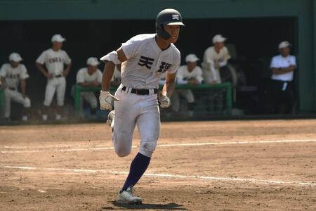 ４回、安打を放ち一塁へ激走する天理・関村偉千陽