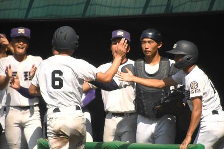 １回、先制しベンチで祝福される天理・金本相有主将