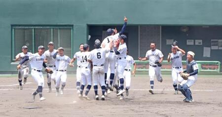 １５年ぶり８度目の甲子園出場を決め、歓喜に沸く八幡商ナイン（撮影・中田匡峻）