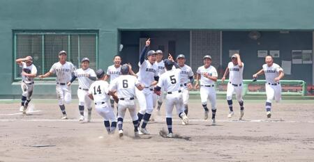 １５年ぶり８度目の甲子園出場を決めた八幡商ナイン（撮影・中田匡峻）