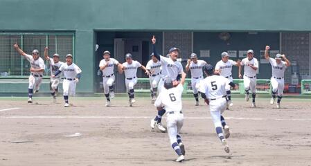 １５年ぶり８度目の甲子園出場を決め、歓喜に沸く八幡商ナイン（撮影・中田匡峻）