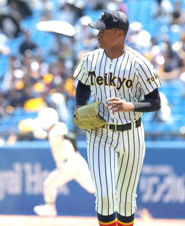 １回、岡野大陽に先制三塁打を浴びる帝京・仁礼パスカルジュニア（撮影・西岡正）