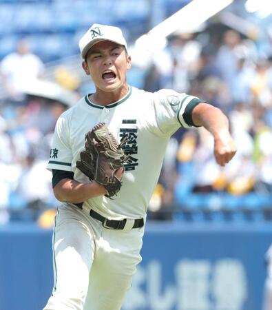 ６回、併殺打でピンチをしのぎ、吠える二松学舎大付・川島連十（撮影・西岡正）