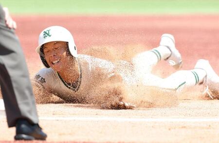 １回、先制三塁打を放ち、ヘッドスライディングする二松学舎大付・岡野大陽（撮影・西岡正）