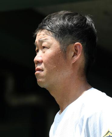 表彰式を見つめる八幡商・小川健太監督（撮影・中田匡峻）