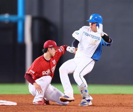 ３回、右前打で二塁を狙うもアウトになる吉田（撮影・中島達哉）