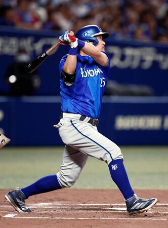 ２回、筒香が右中間に先制本塁打を放つ