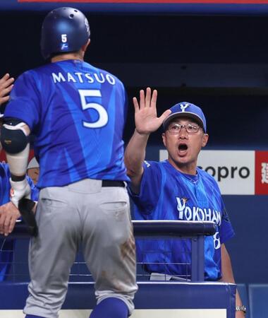 ４回、左越えソロを放った松尾を迎える相川監督
