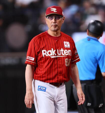 ８回、選手交代を告げる吉井監督＝（撮影・中島達哉）