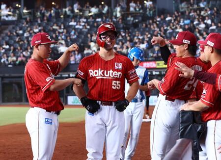 ４回、勝ち越しソロを放ち、ナインとポーズを決める楽天・ＹＧ安田（中央）＝撮影・中島達哉