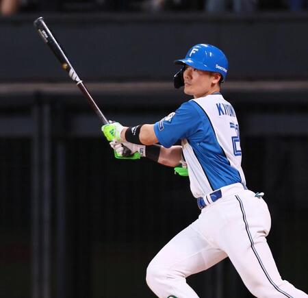 ８回、同点犠飛を放つ清宮幸（撮影・中島達哉）