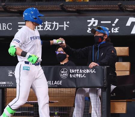 ８回、同点犠飛を放った清宮幸（左）を迎える新庄監督（撮影・中島達哉）