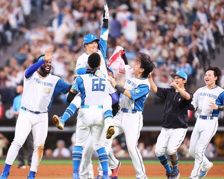 ９回、サヨナラ打を放ち、ナインから手荒く祝福される奈良間（中央）＝撮影・中島達哉