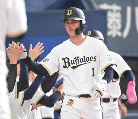 １回、２ランを放ち、ナインとタッチを交わす太田（撮影・高部洋祐）