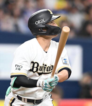 １回、先制の犠飛を放つ西川（撮影・高部洋祐）
