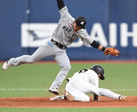 ２回、二盗を決める渡部（下）＝撮影・高部洋祐
